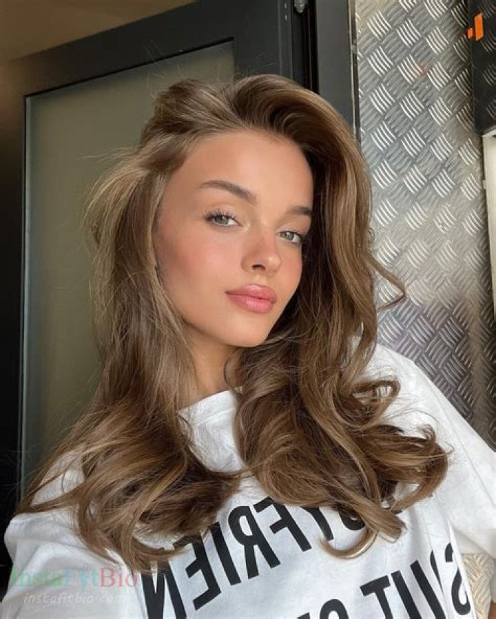 Anna Zak's Biography And Facts'