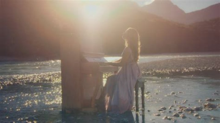 Caroline Jones from USA | Popnable