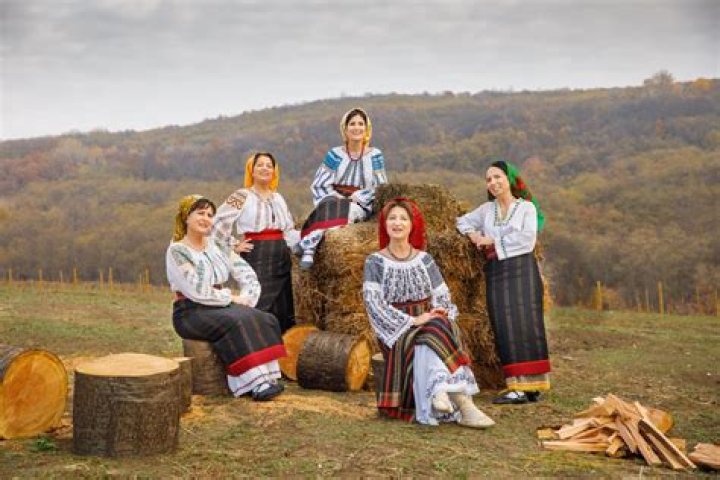 Colind De Război by Surorile Osoianu from Moldova