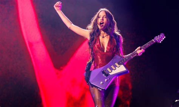 Lyrics & Translations of Call Mom by Olivia O'brien