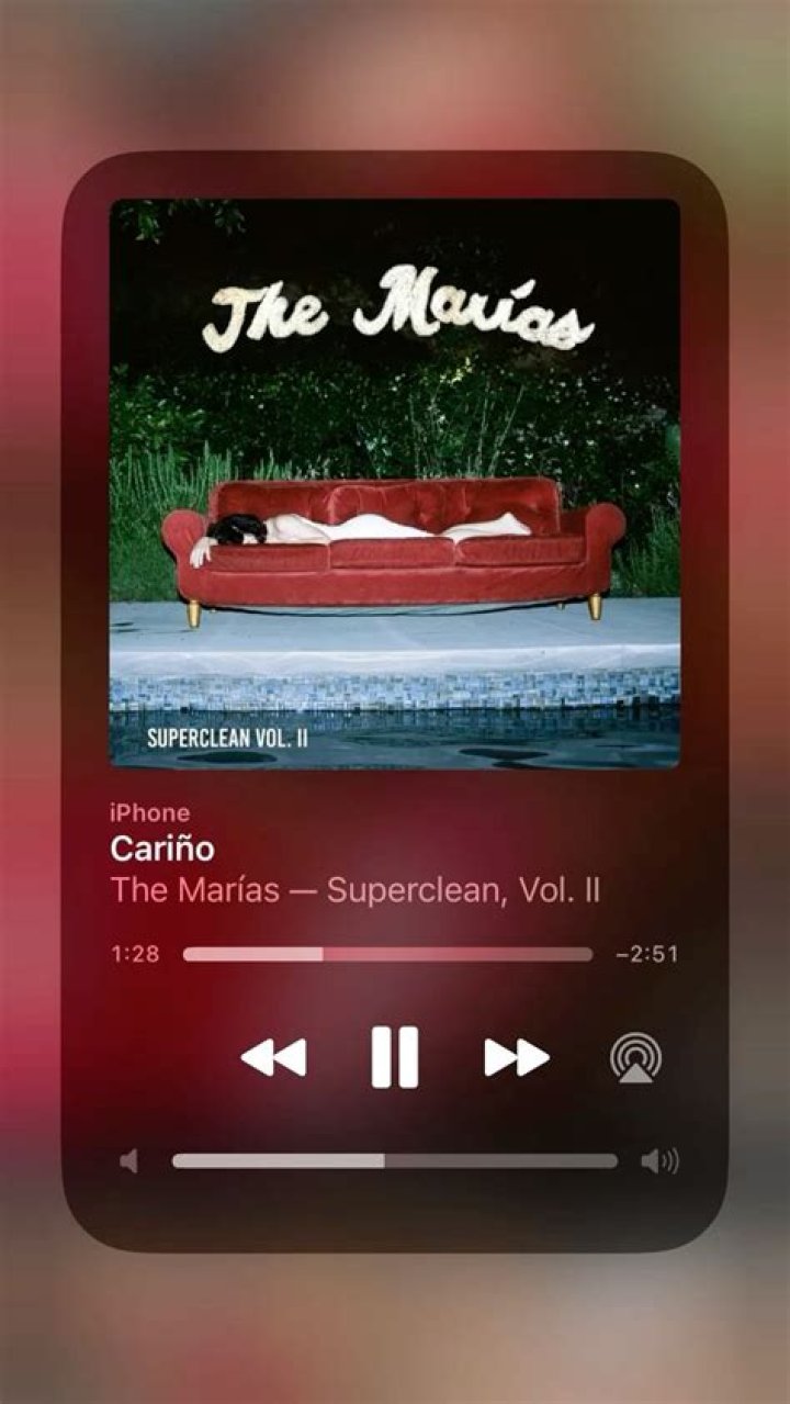 Lyrics & Translations of Cariño by Leil