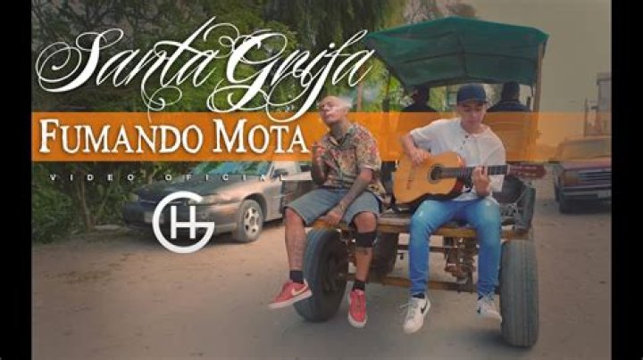 Lyrics & Translations of Fumando Mota by La Santa Grifa
