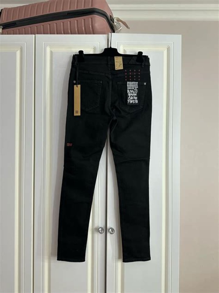 Lyrics & Translations of Ksubi Jeans by Jakobi
