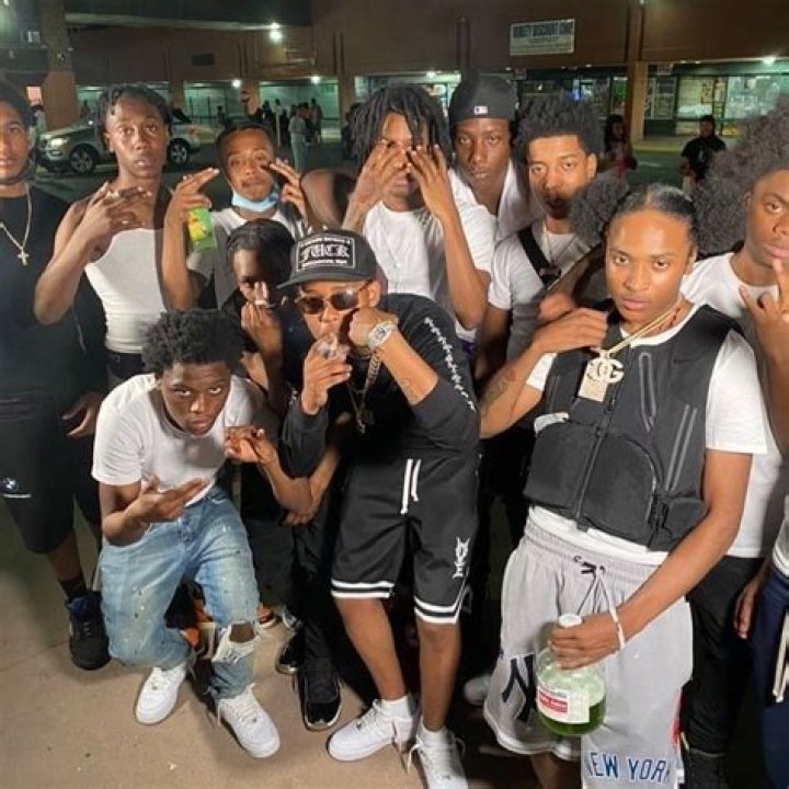 Lyrics & Translations of No Hook by Dthang