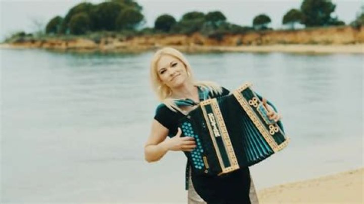 Lyrics & Translations of Pridne Punce by Navihanke