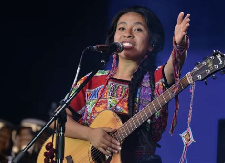 Lyrics & Translations of Pueblos by Lila Downs & Sara Curruchich