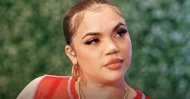 Lyrics & Translations of The Way She Twerk by Renni Rucci