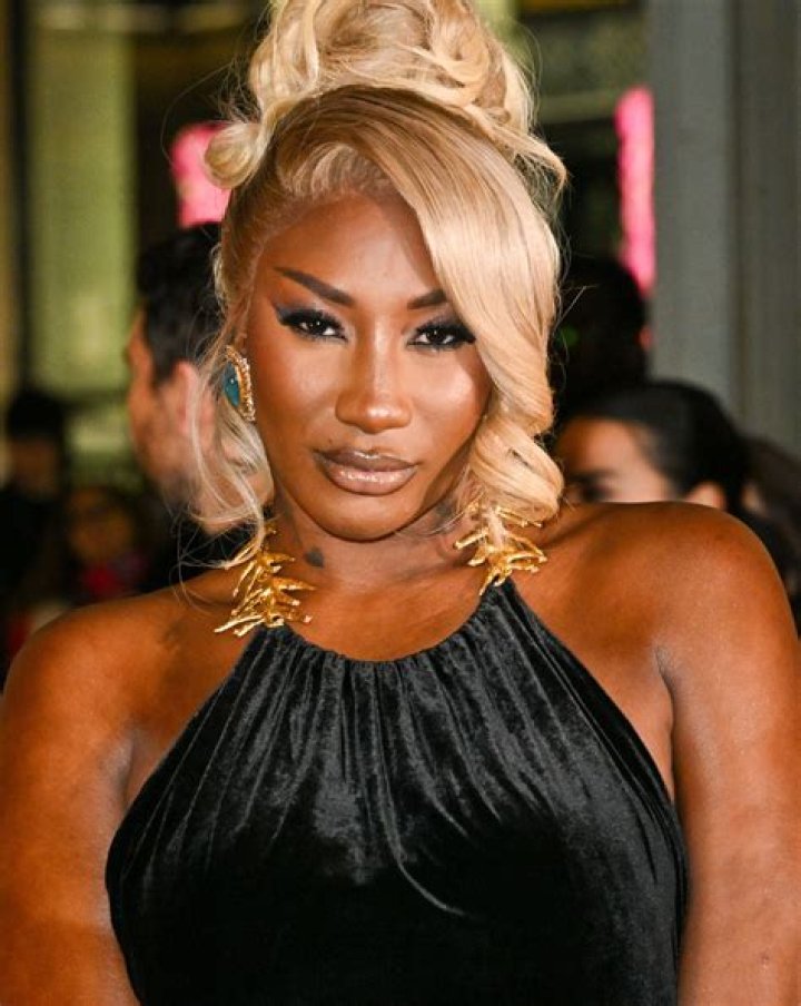 Sms by Aya Nakamura from France